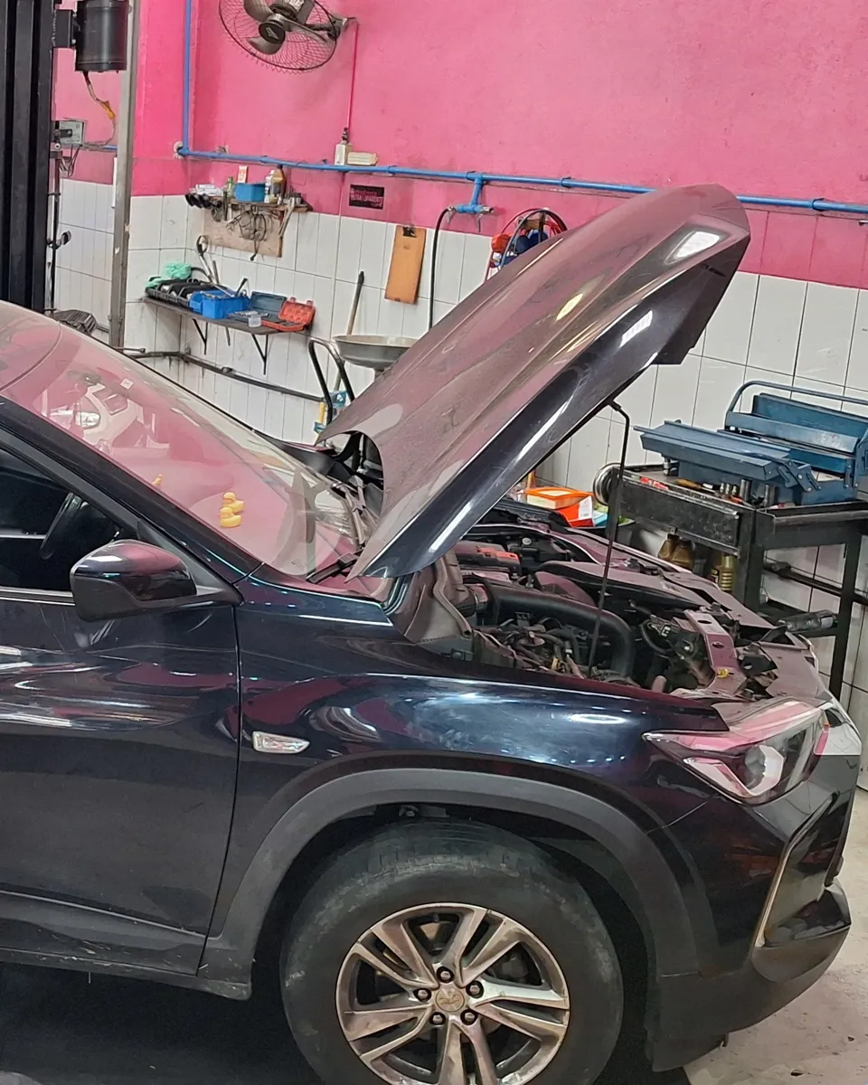 Carro de capô aberto na oficina da Divas Car