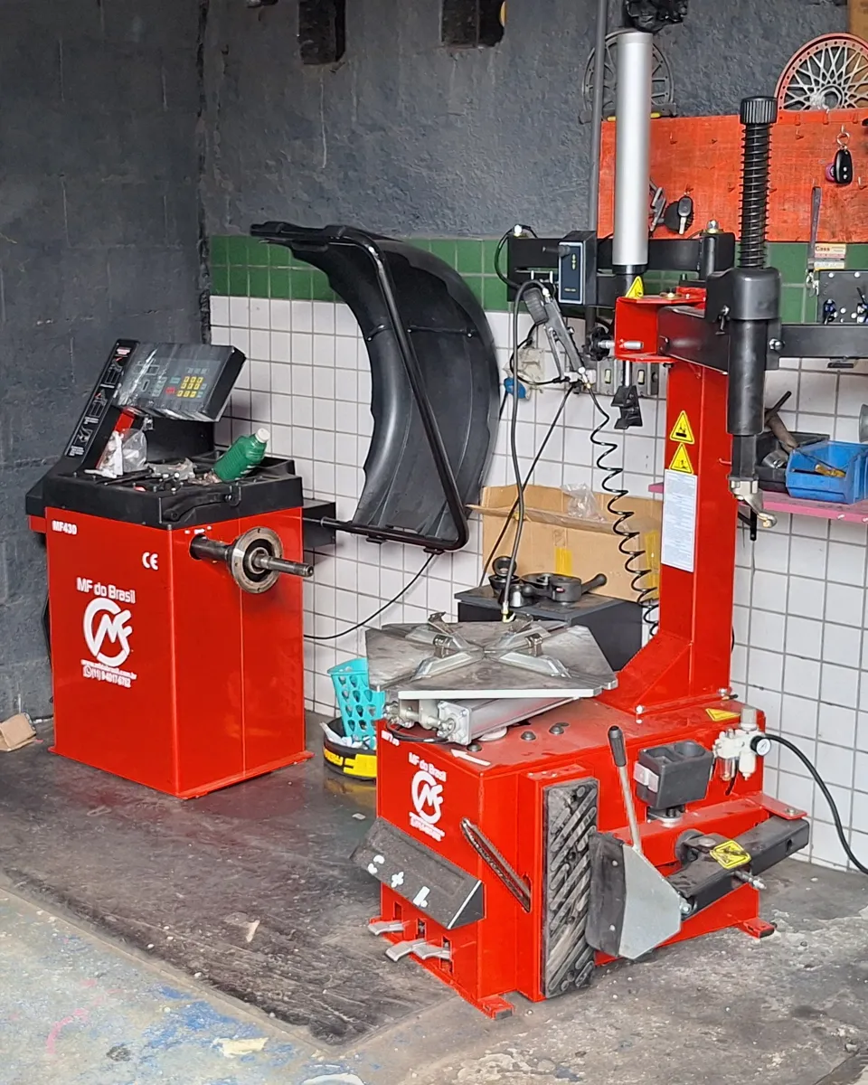 Máquina de montar pneu e balanceadora, vermelhas, na oficina da Divas Car