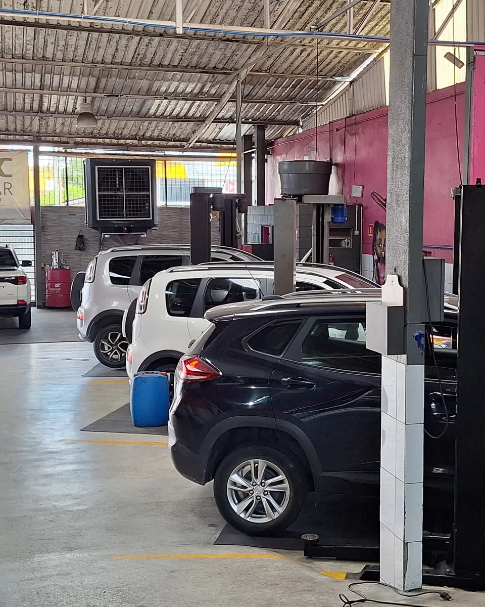 Carros nos elevadores da Divas Car